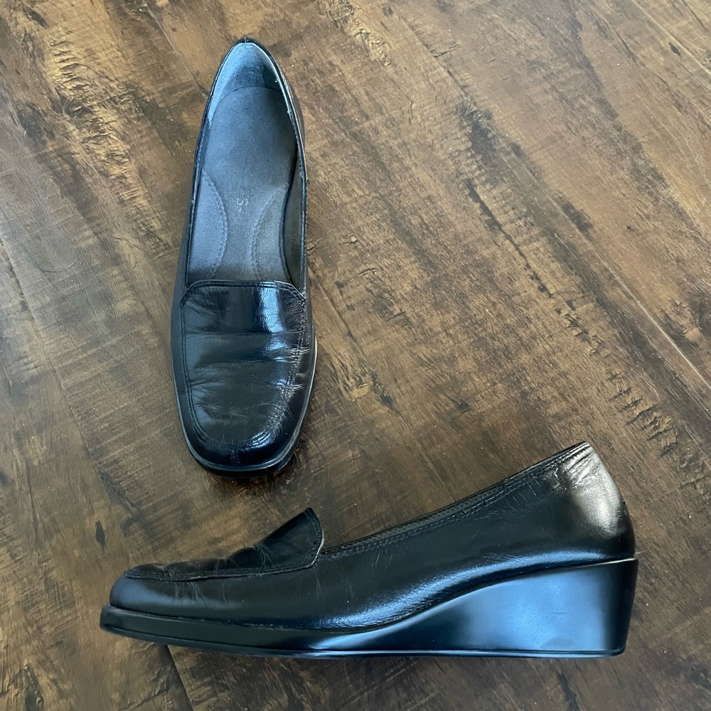 AEROSOLES Black Wedge Loafers